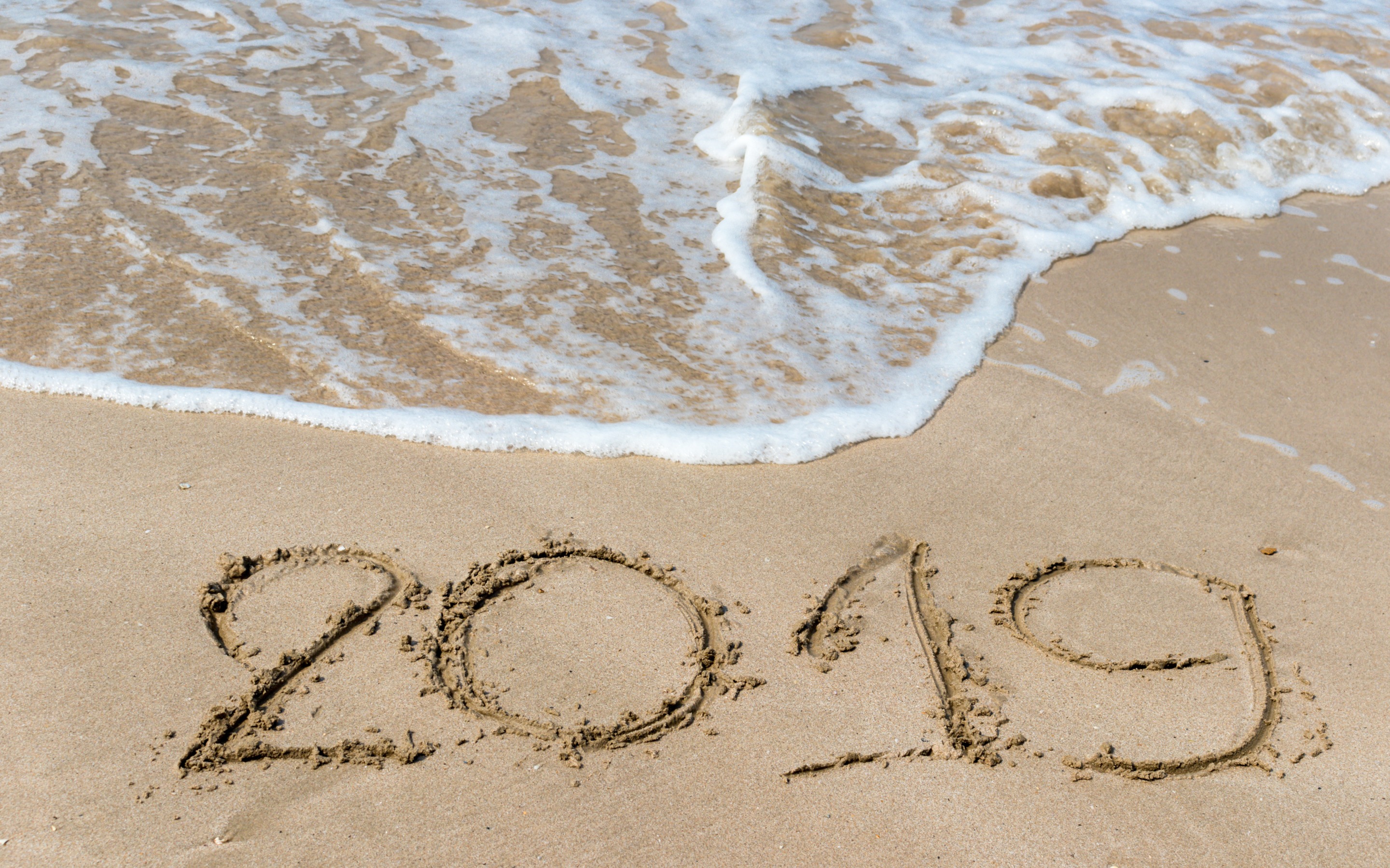 2019-year-beach-digits-in-the-sand-sea-surf-waves